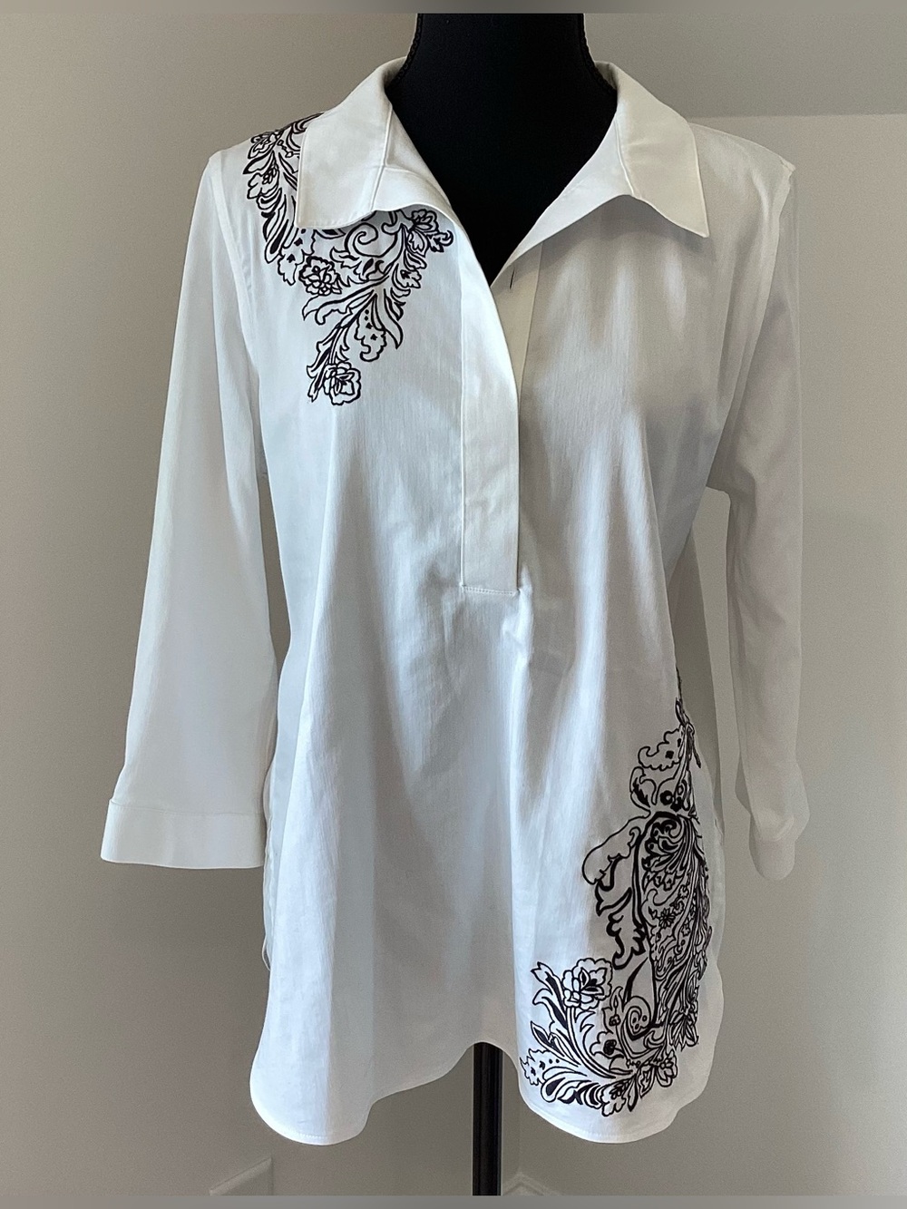 Chico’s White Black Paisley Tunic Blouse Artsy Coastal Chic Quiet Luxury Sz 0 Sm